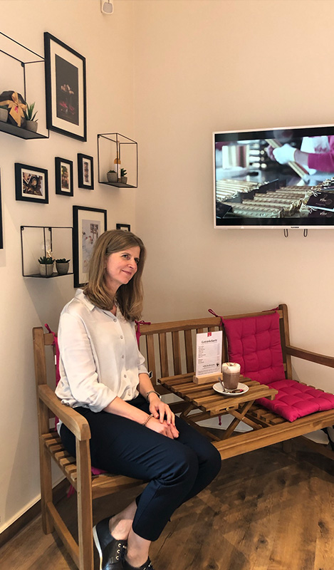 Geschäftsführerin Corinna Wartenberg sitzt in der gemütlichen Sitzecke des neuen Viba Shops