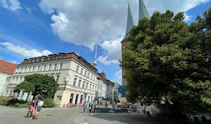 Blick auf die Berliner Jenuss-Ecke im Nikolaiviertel, im Hintergrund ist der Berliner Fernsehturm zu sehen.