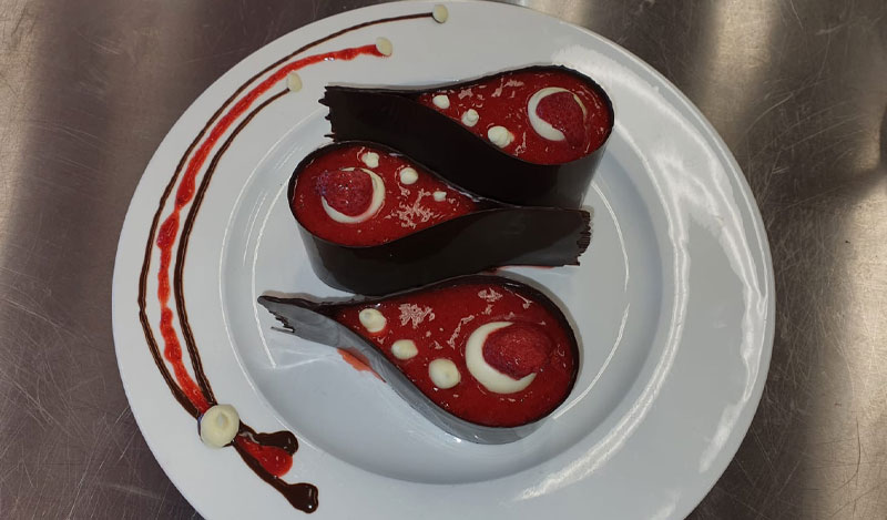 Dessert aus Schokolade und pürierten Erdbeeren