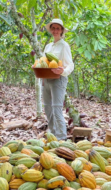Geschäftsführerin Corinna Wartenberg auf Kakao-Plantage an der Elfenbeinküste