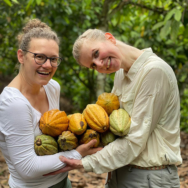 Corinna Wartenberg und Ariane Schmidt mit selbst geernteten Kakaofrüchten