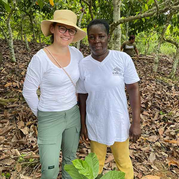 Ariane mit Cacao-Trace Farmerin Philomène