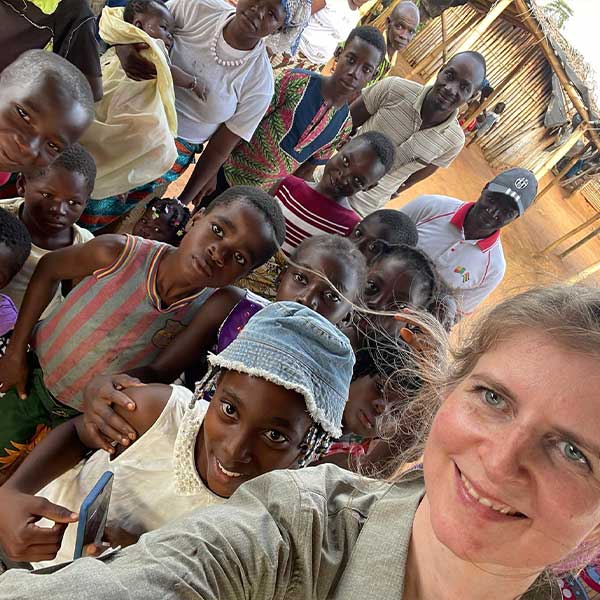 Corinna macht ein Selfie mit einheimischen Kindern