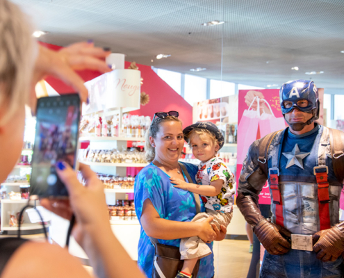 Kleine und große Fans machen Fotos mit Captain America