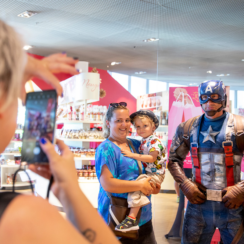 Kleine und große Fans machen Fotos mit Captain America