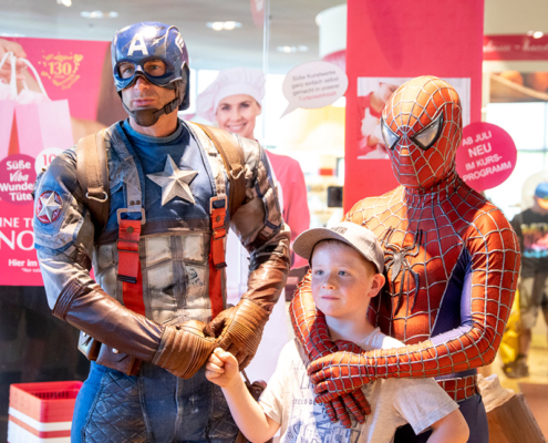 Captain America und Spiderman in der Nougat-Welt