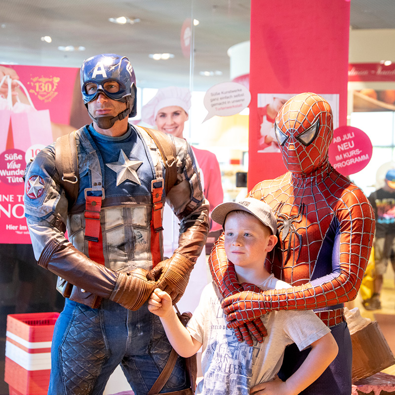 Captain America und Spiderman in der Nougat-Welt