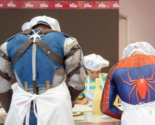 Spiderman im Confiserie-Outfit in der Viba Confiserie