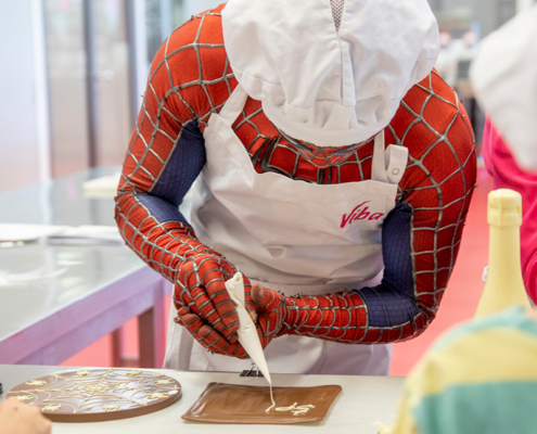 Spiderman im Confiserie-Outfit