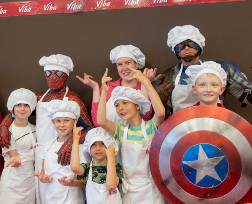 Spider-Man und Captain America mit Kindern in der Confiserie