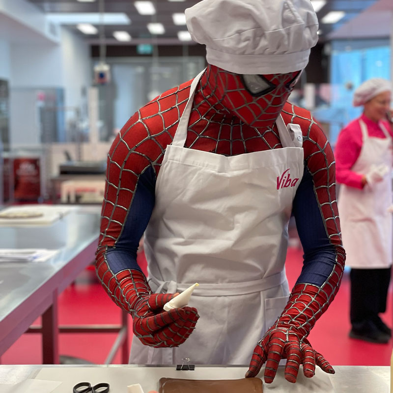 Spiderman macht einen Confiserie-Kurs in der Nougat-Welt