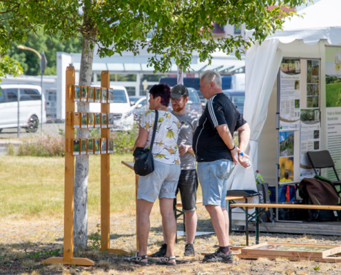 Besucher informieren sich beim Energiegarten