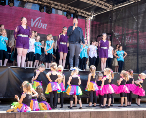 Viele Kinder nehmen am Tanzfestival teil